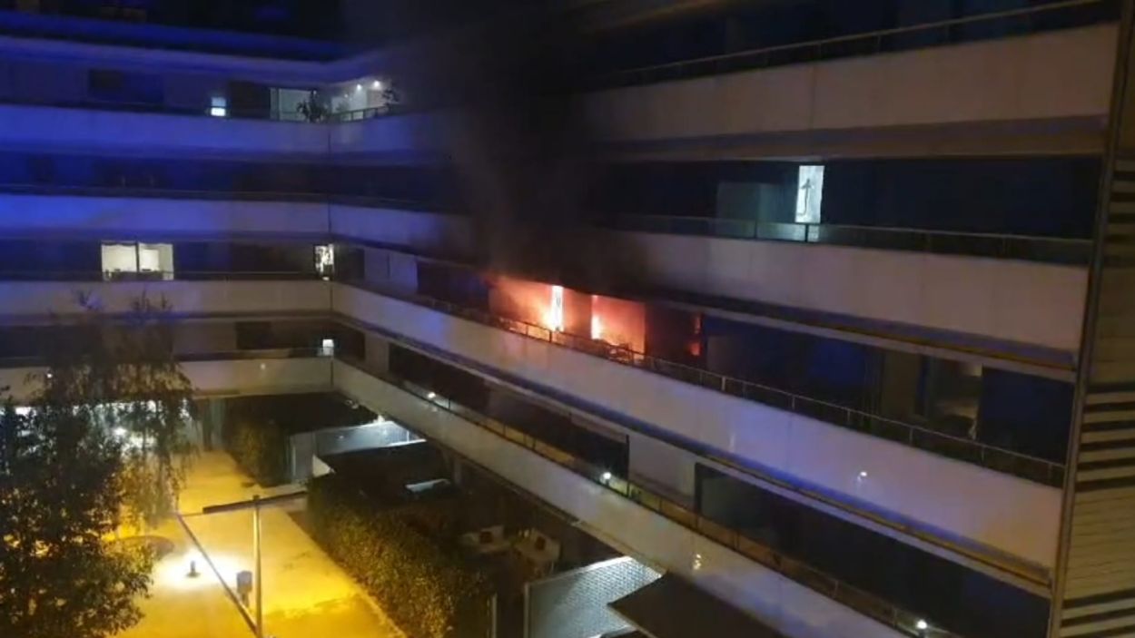 Un foc a la cuina calcina un pis al carrer de Josep Peray