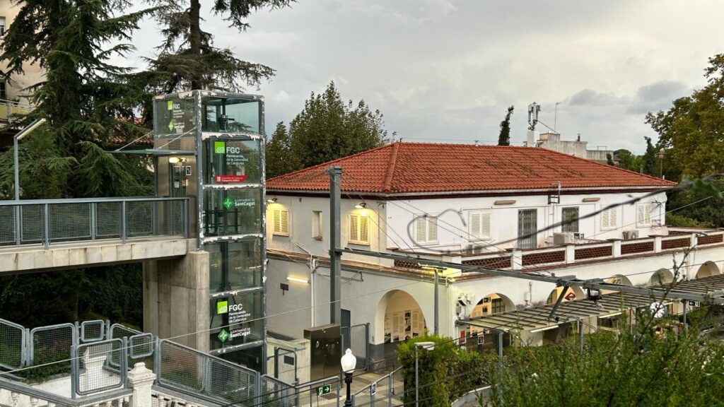 Alt: L'Ajuntament i FGC acorden arreglar l'ascensor de la Floresta