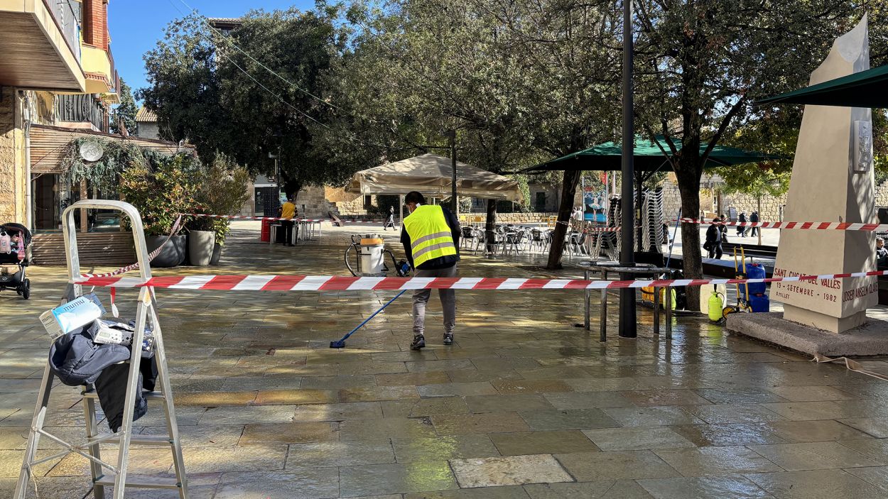 Comencen a aplicar el tractament antilliscant al paviment de la plaça d'Octavià