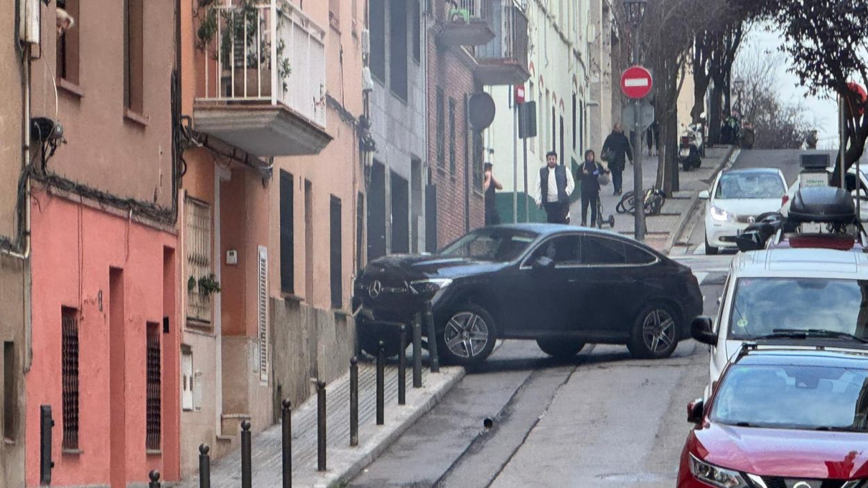 Fuita de gas al carrer de Montserrat per un cotxe estavellat contra una façana