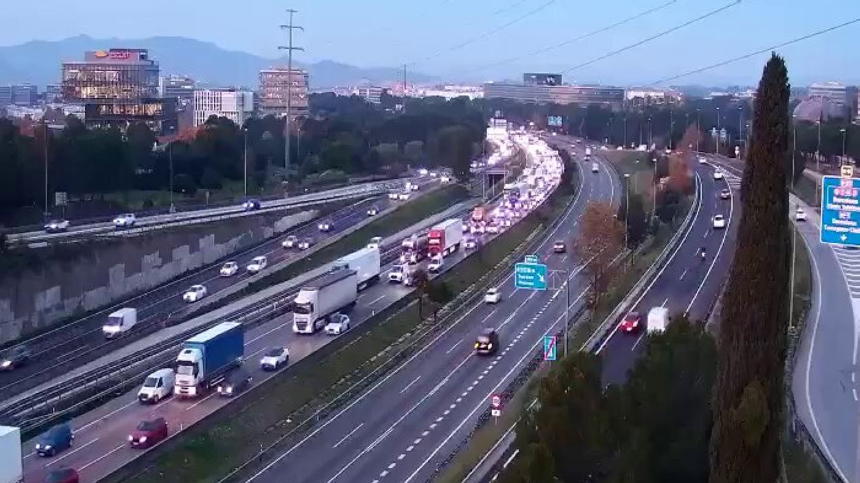 Matí de retencions a l'AP-7 a Sant Cugat per un cotxe incendiat i un camió avariat