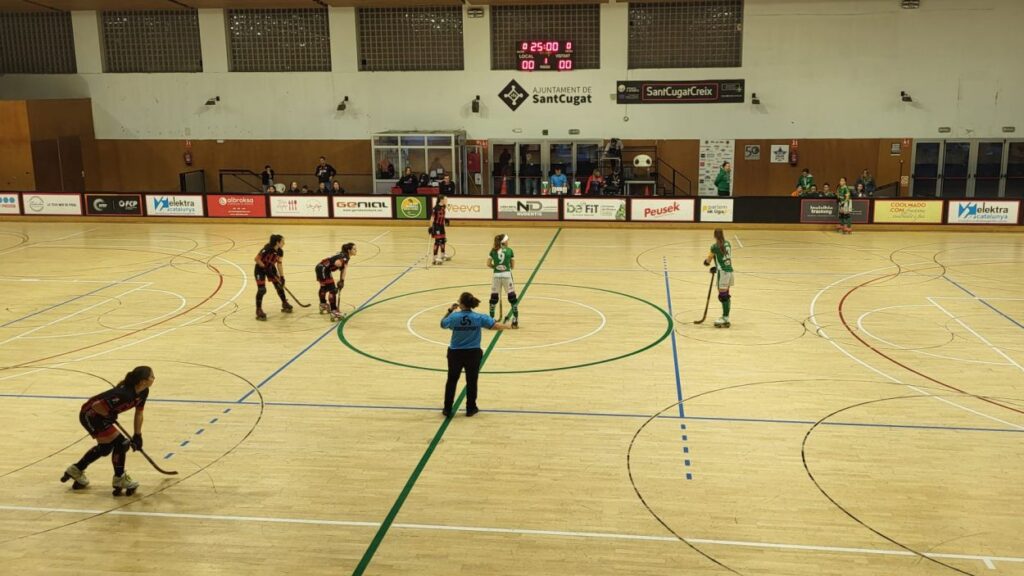 Alt: L'Oxigen Patí Hoquei femení, a refer-se de la derrota a Mataró contra el potent Manlleu