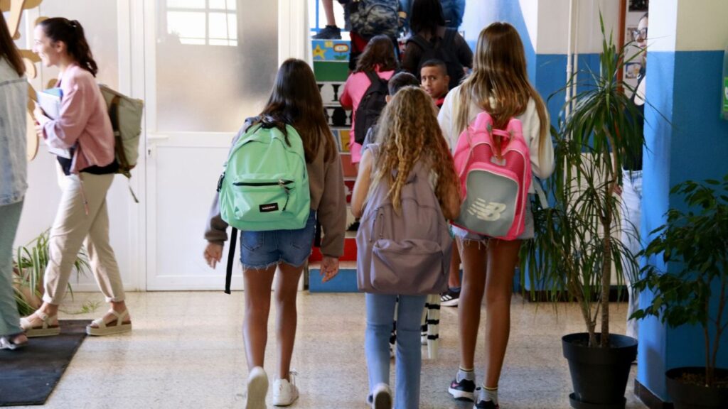 Alt: El Pla Educatiu d'Entorn celebra 20 anys amb un debat públic a la Sala Clavé