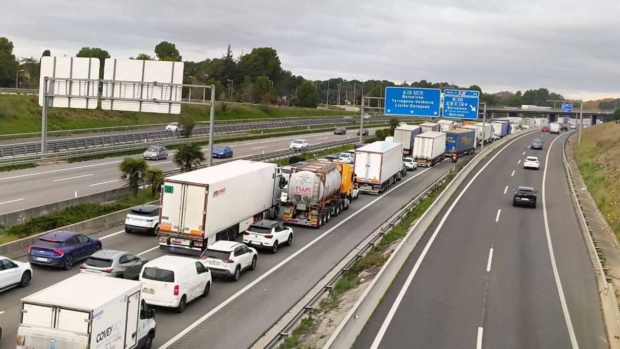 Dos ferits greus i sis de lleus en un accident a l'AP-7 a Sant Cugat