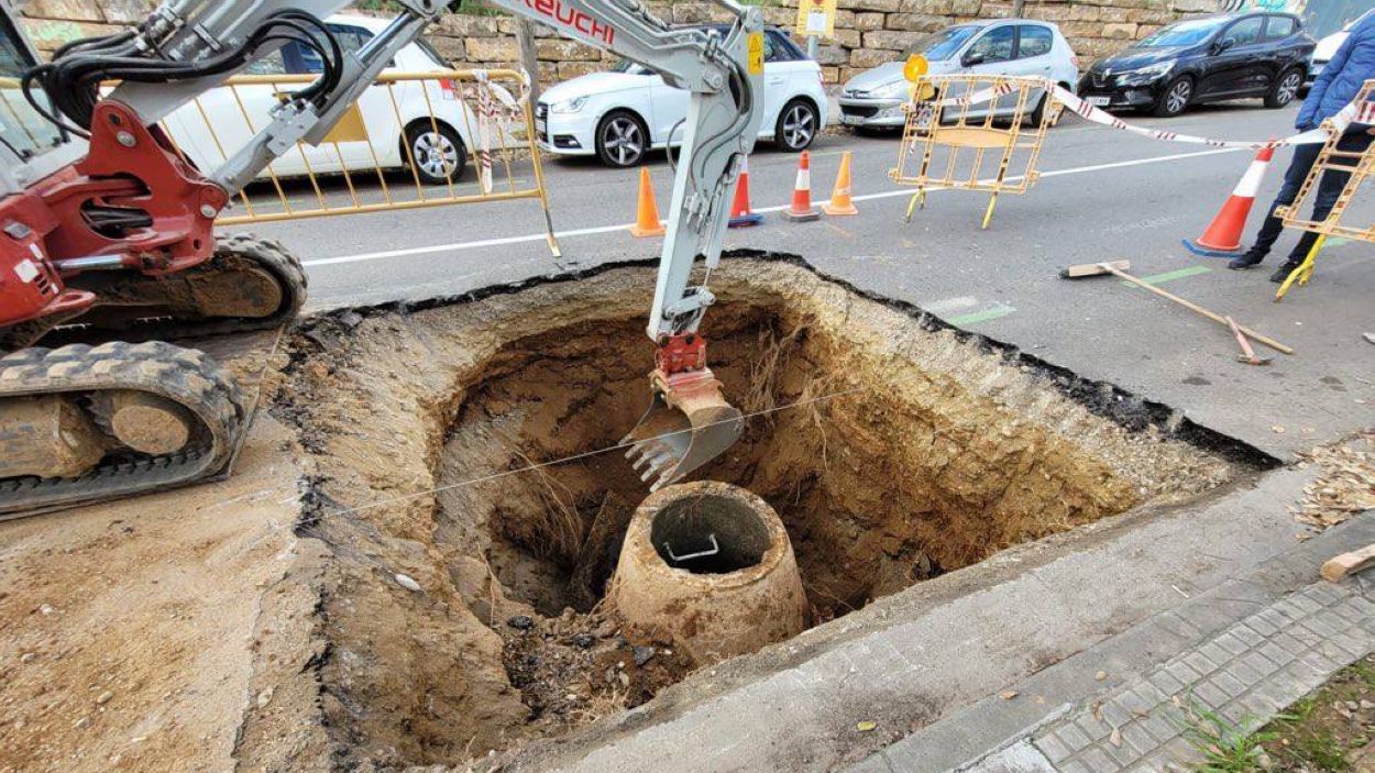 El carrer d'Arnau Cadell, reobert mentre continua la reparació de l'esvoranc a Villadelprat