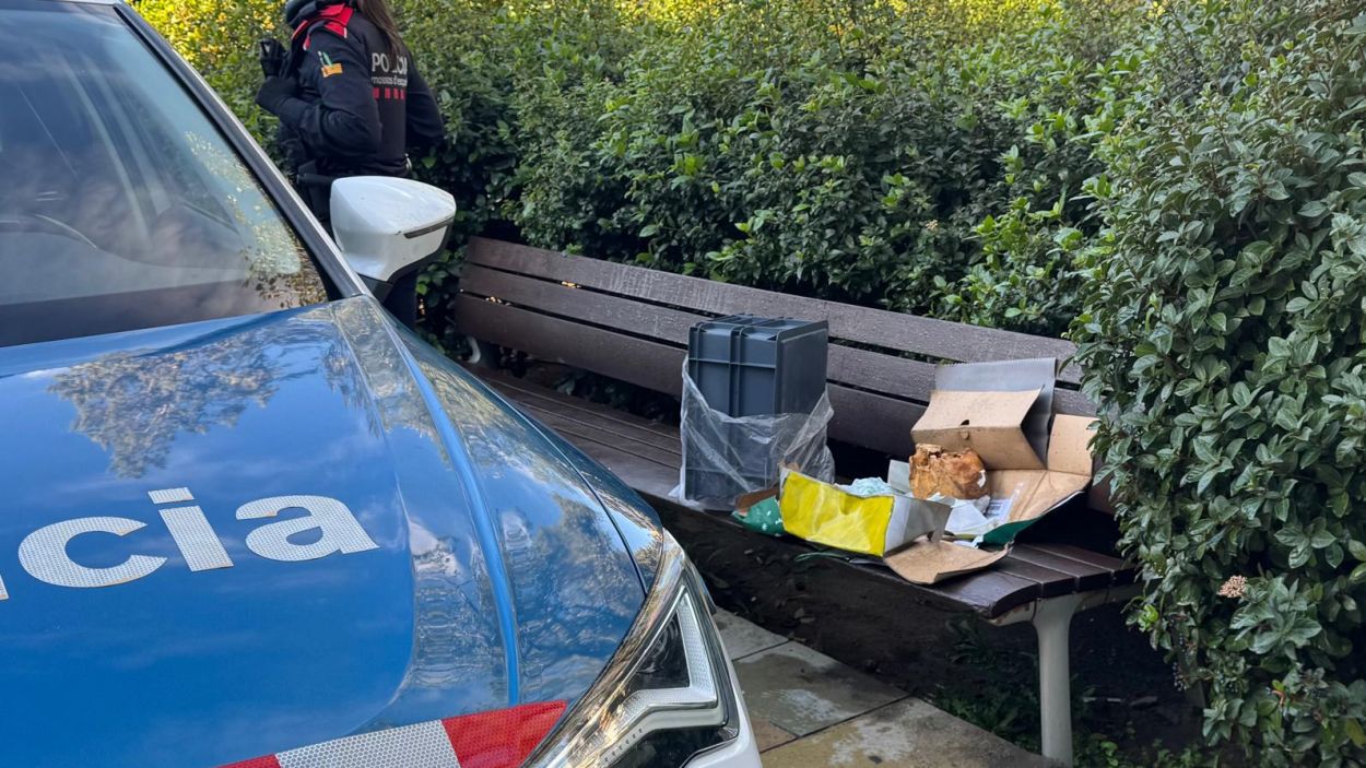 Troben un crani en un banc de la plaça de l'Om de Sant Cugat
