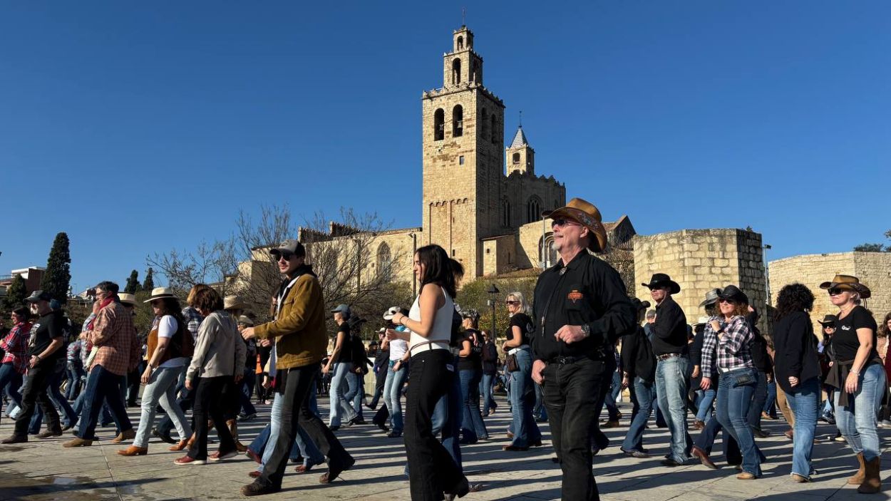 El country i La Marató, un binomi que omple cada any la plaça de l'U d'Octubre de ritmes americans