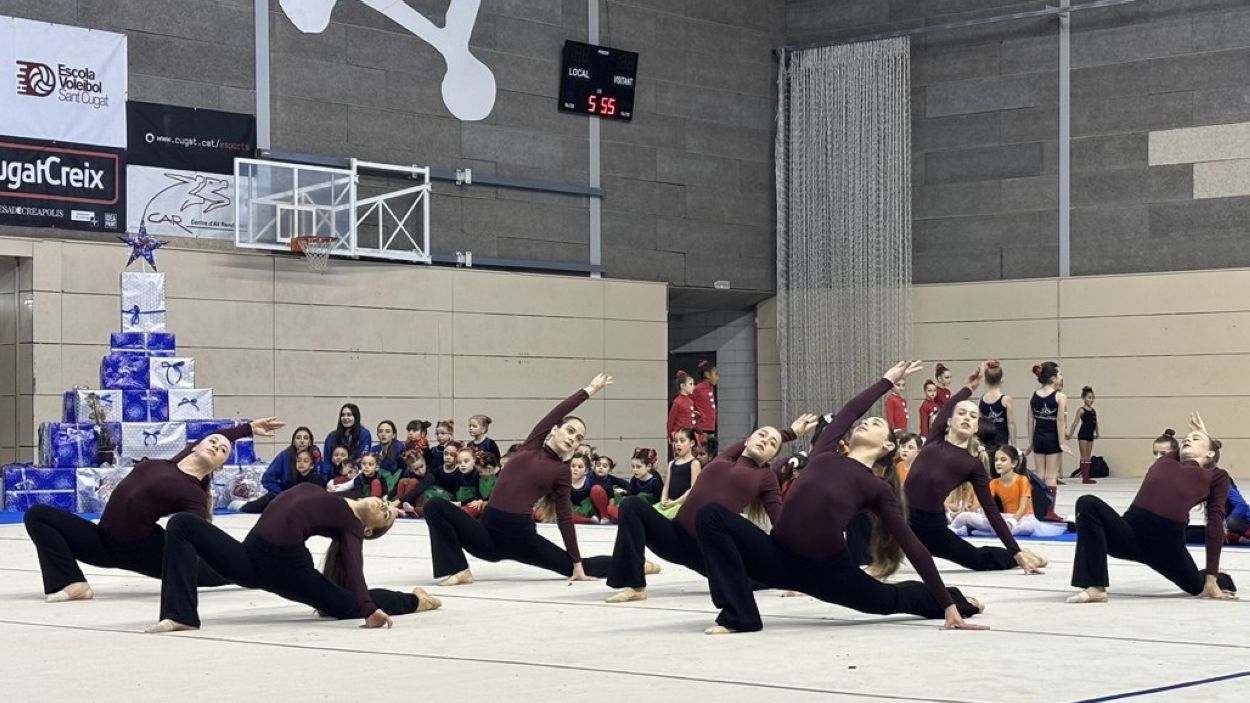 El pavelló de Valldoreix vibra amb una jornada d'acrobàcies, talent i esforç sobre el tapís