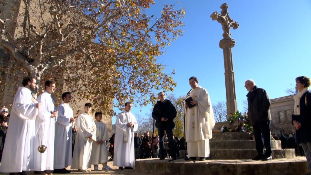 Alt: Sant Cugat beneeix la Creu de Terme amb un acte solemne