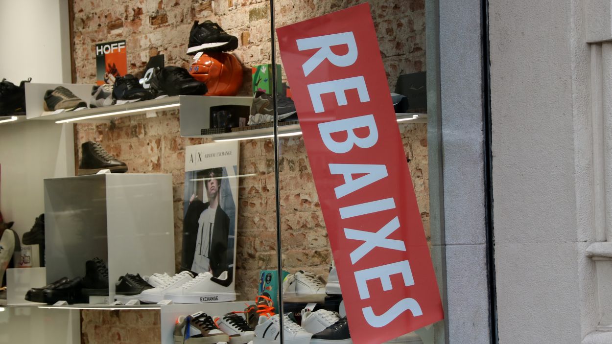 Arrenquen les rebaixes d'hivern: consells per fer compres segures