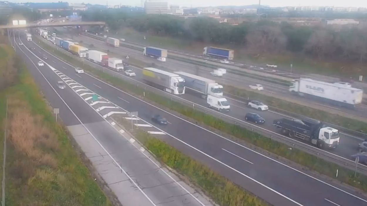 Tallat un carril a l'AP-7 per un accident a Sant Cugat