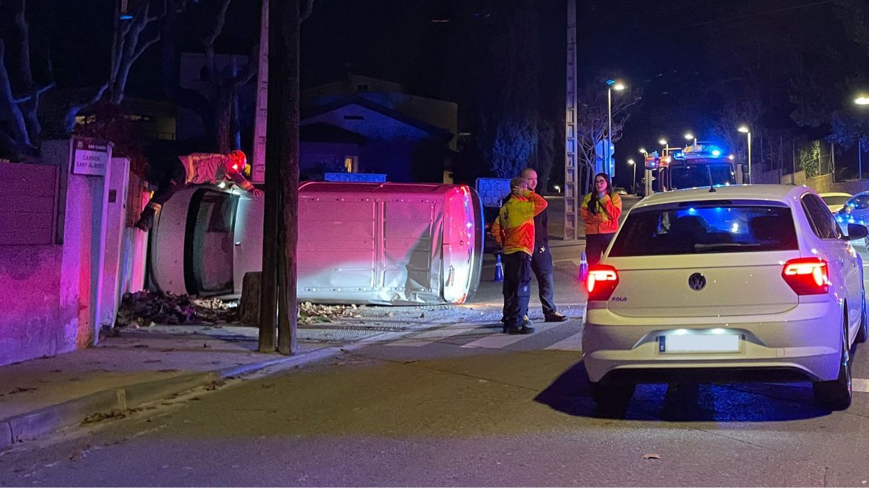 Una furgoneta bolca a Valldoreix després de patir un accident