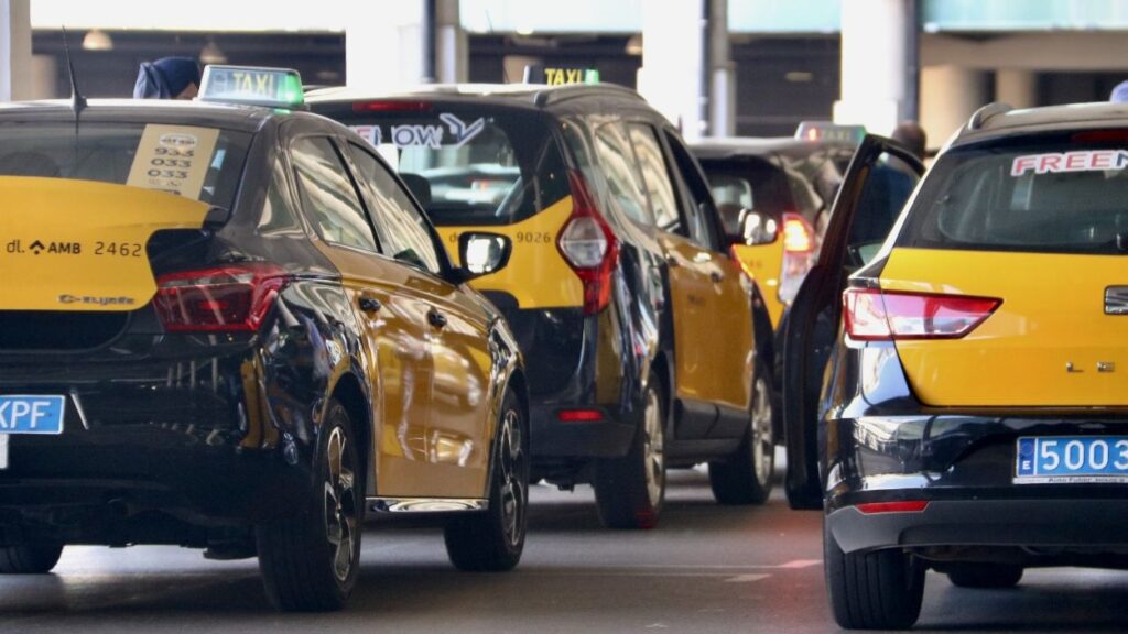 Alt: Els taxistes de Sant Cugat se sumen a la vaga del sector aquest dimecres
