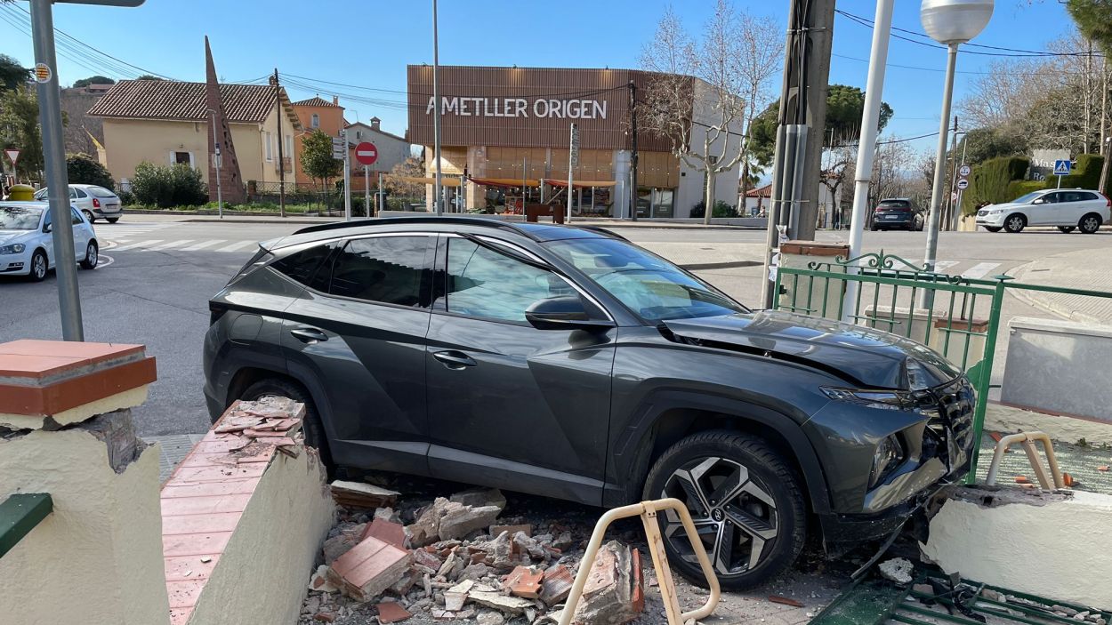Un cotxe s'encasta contra el mur de l'entrada d'una farmàcia a Valldoreix
