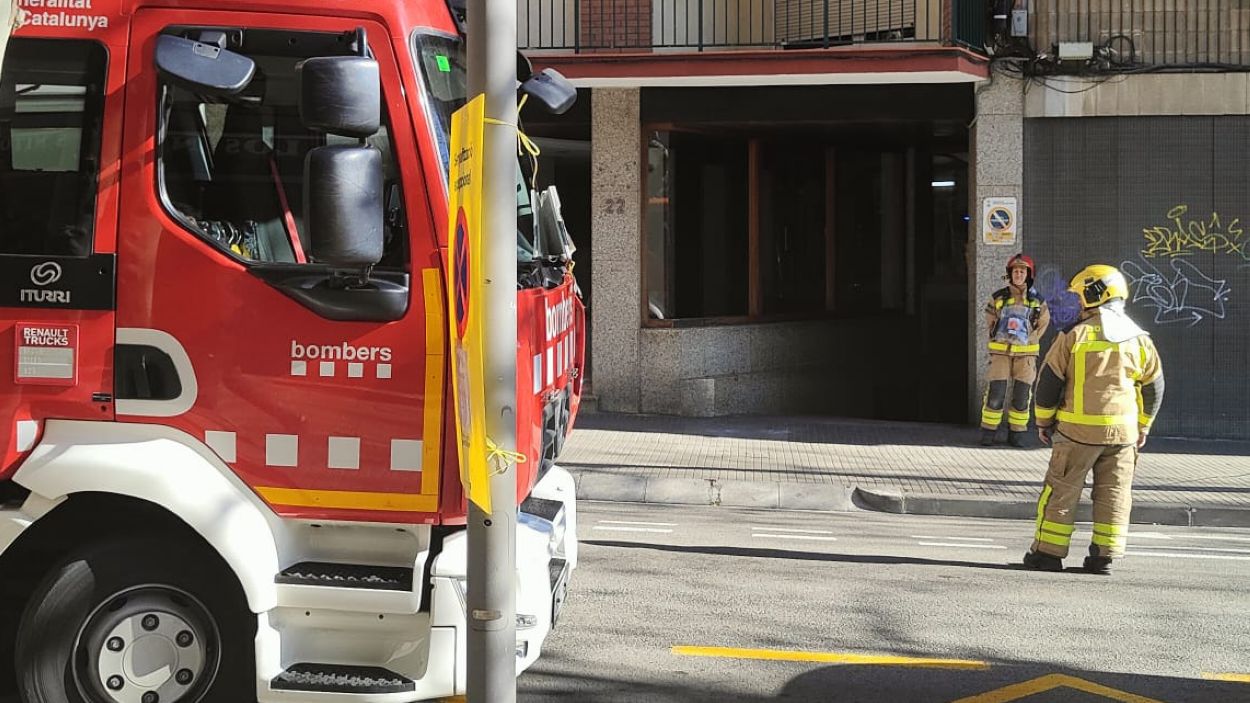 Reobert el trànsit a l'avinguda de Lluís Companys després d'estar tallat per un incendi