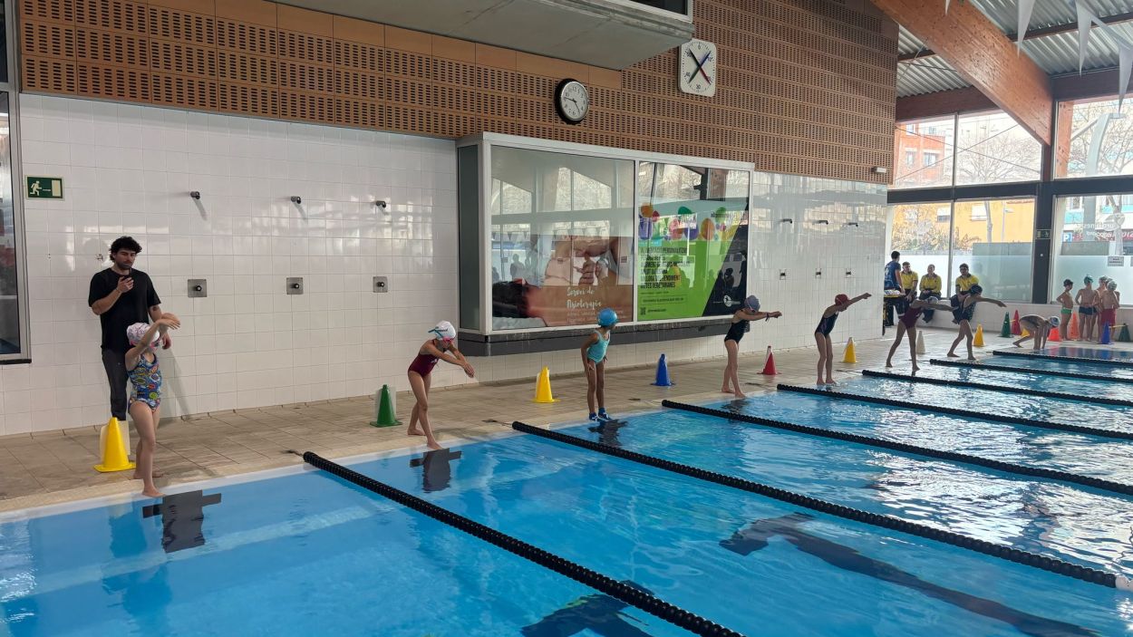 Més de 300 infants gaudeixen de la natació amb el Campionat Local i Comarcal