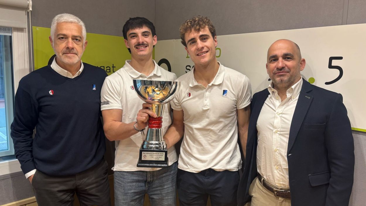El Junior exhibeix la copa del Campionat d'Espanya d'hoquei sala a Cugat Mèdia