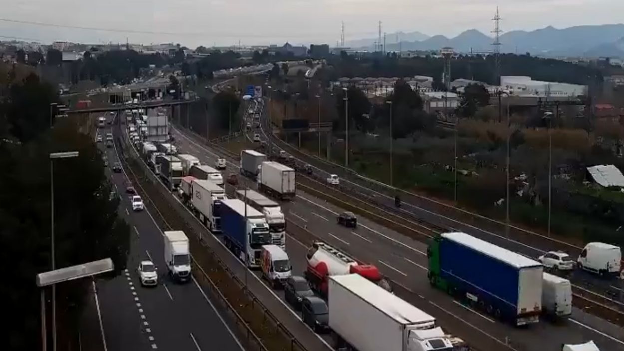 Un accident entre dos camions i un turisme ha tallat l'AP7 aquest migdia