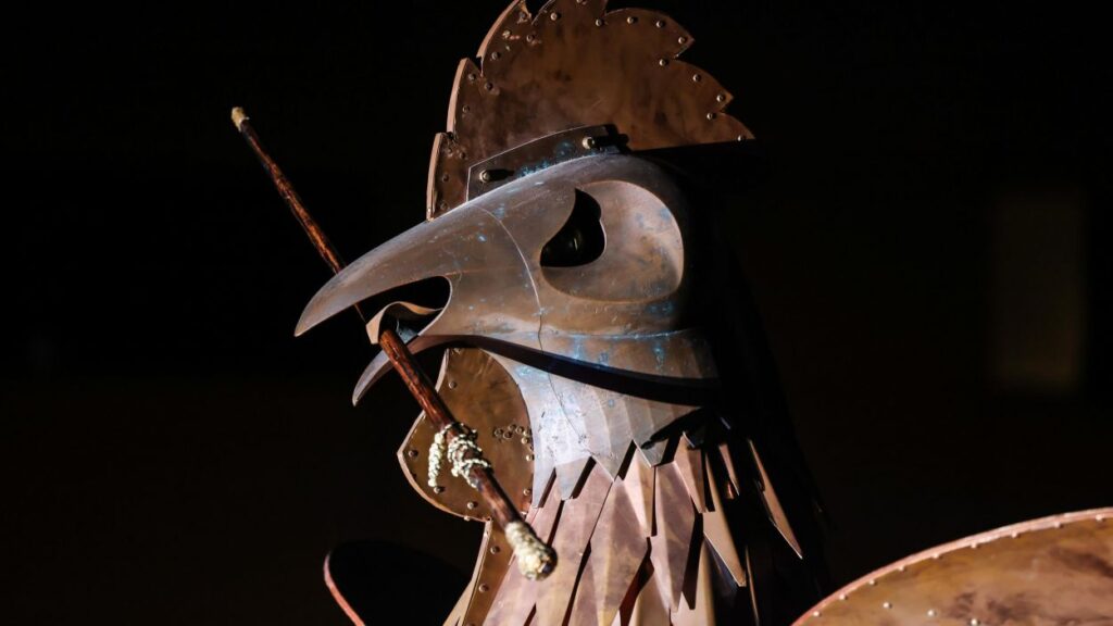 Alt: El Gall del Carnaval reparteix a tort i a dret en l'inici de la gresca a Sant Cugat