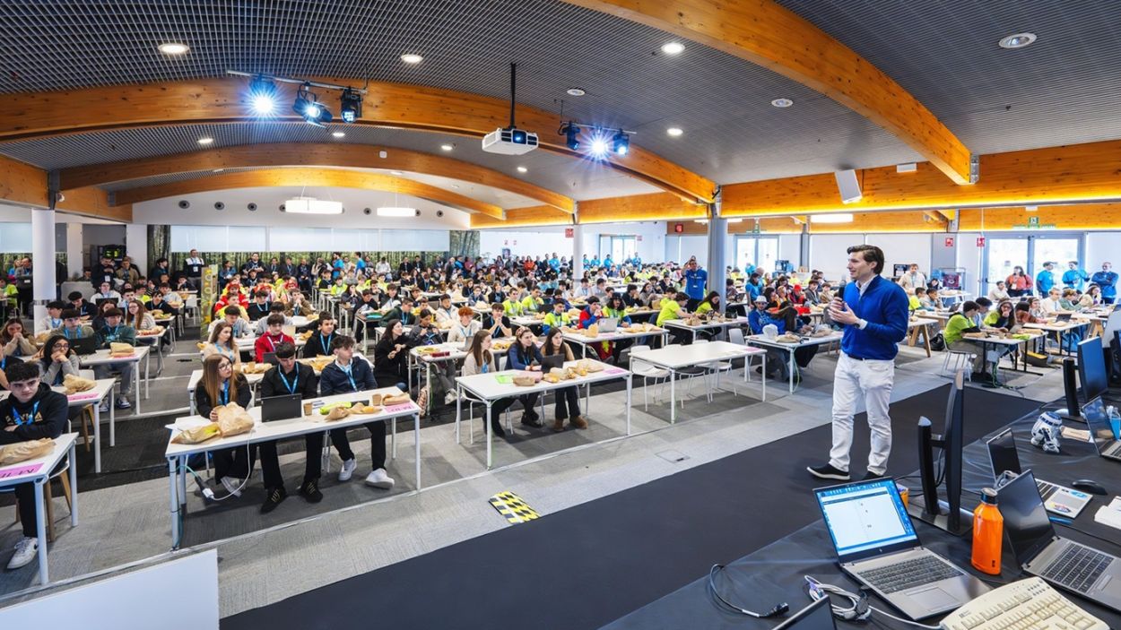 Centenars d'estudiants participen a la 10a edició de l'HP CodeWars