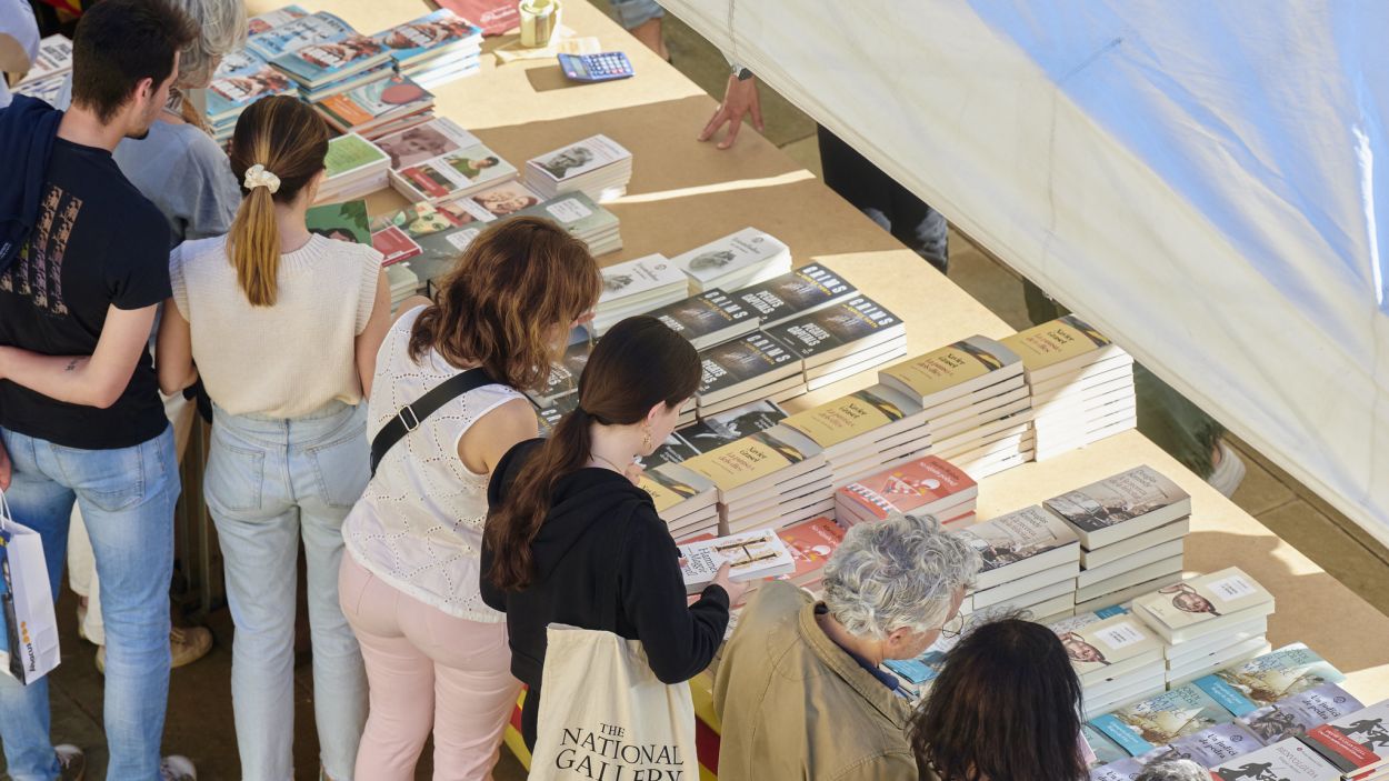 Les cares conegudes guanyen terreny en la literatura per Sant Jordi