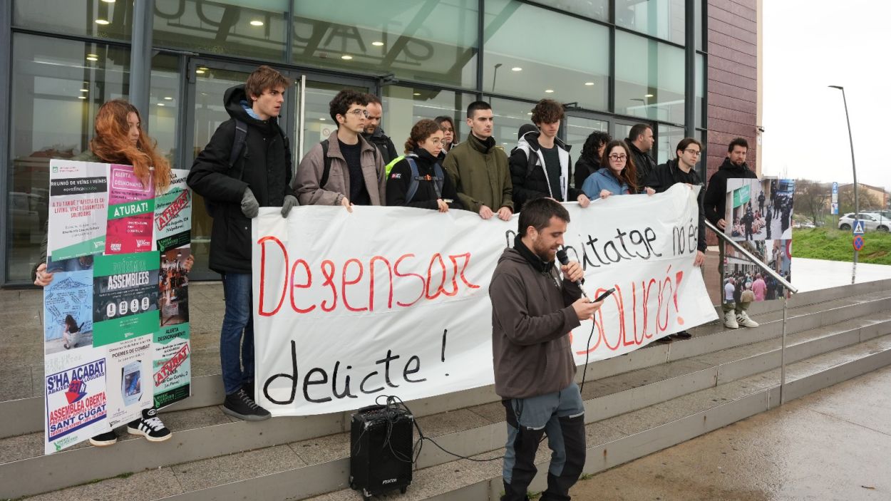 La Fiscalia rebaixa la petició de pena a l'activista que va intentar aturar un desonament a Sant Cugat