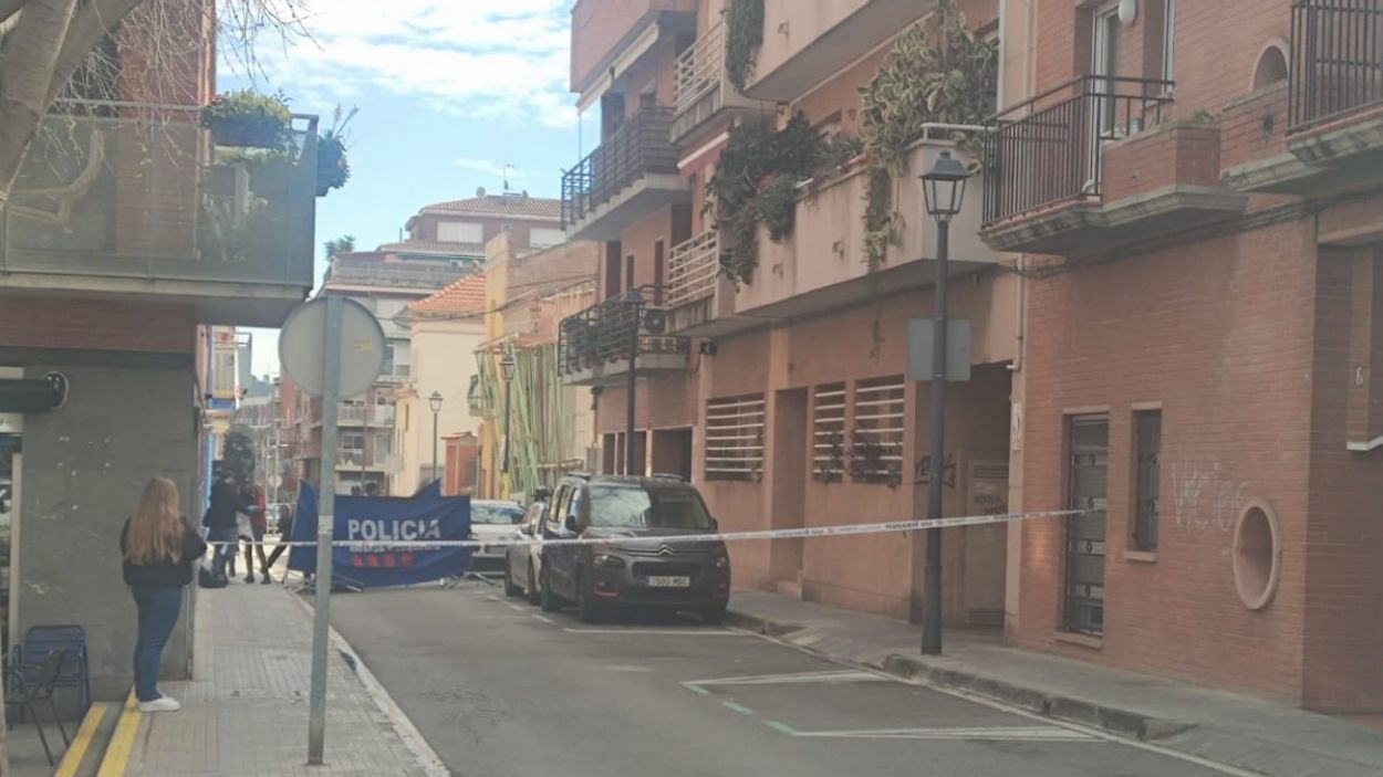 Troben morta una persona al mig del carrer Monestir