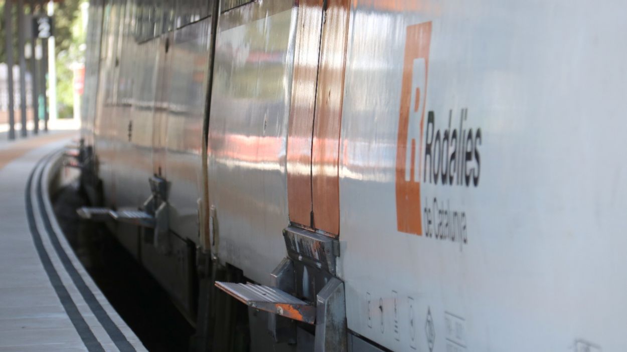 Retards a l'R8 per una avaria al sistema d'electrificació a Castellbisbal