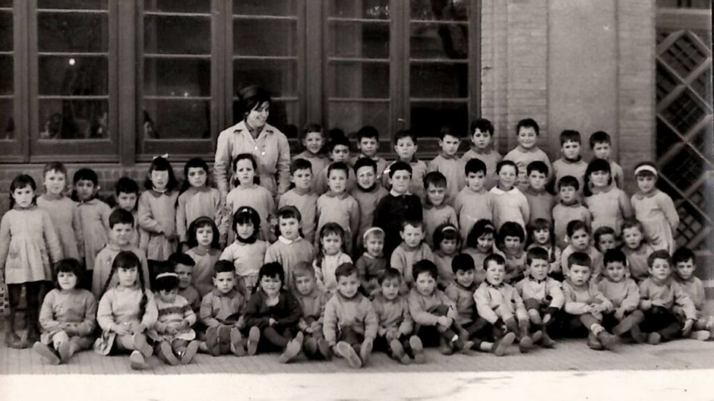 Alt: Ave Maria, la guarderia de principis dels anys 50 que hi havia a Sant Cugat