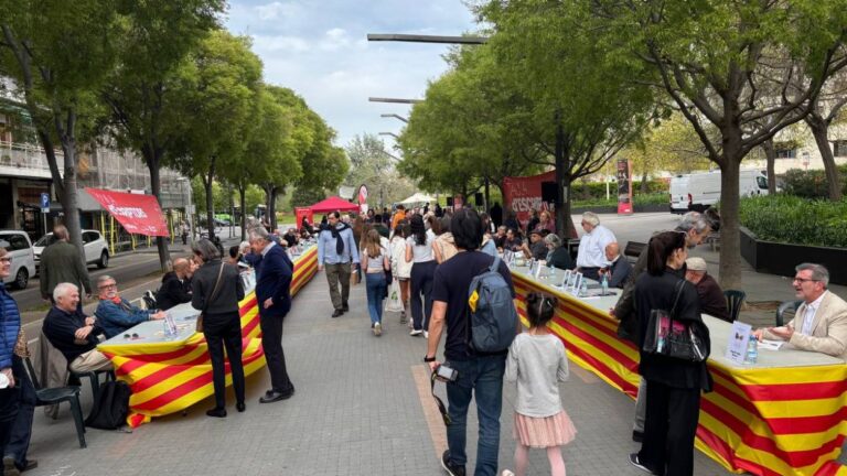 250412-taula-escriptors-tot-a-cugat.jpg
