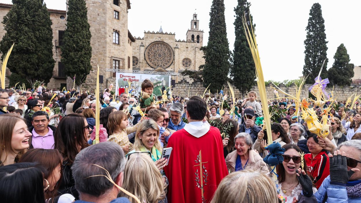 Palmes, palmons, fe i tradició: Sant Cugat celebra un Diumenge de Rams multitudinari