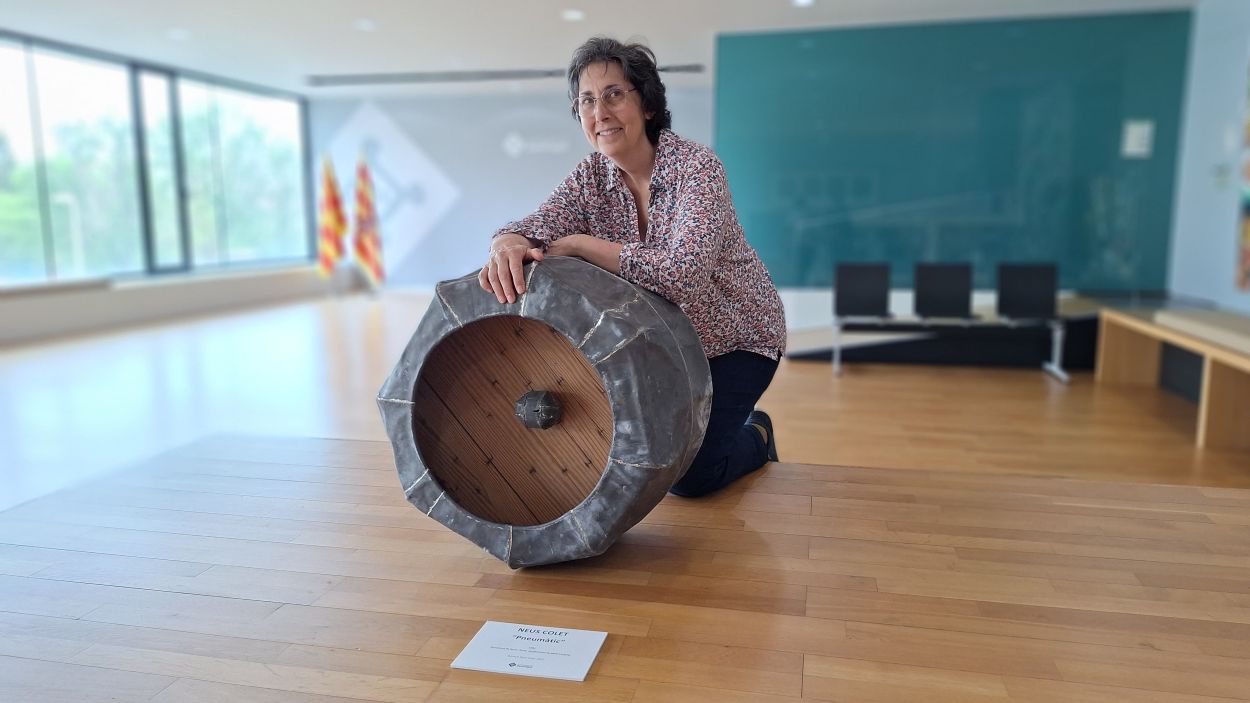 Neus Colet dona a l'Ajuntament dues escultures: 'Pneumàtic' i 'Porta tancada'