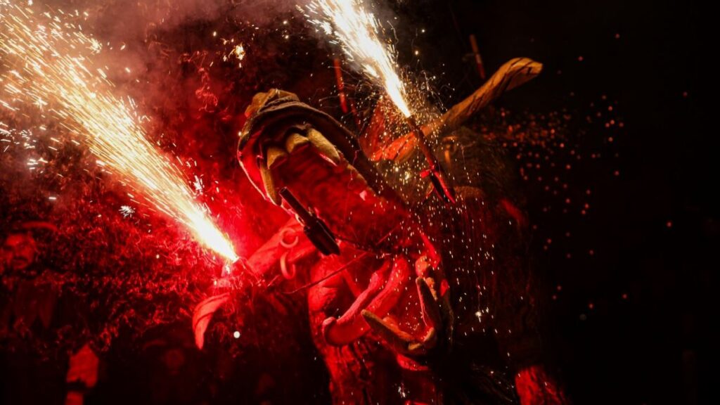 Alt: El Boc de Can Vernet: la bèstia que encarna l'ànima dels Diables de Sant Cugat