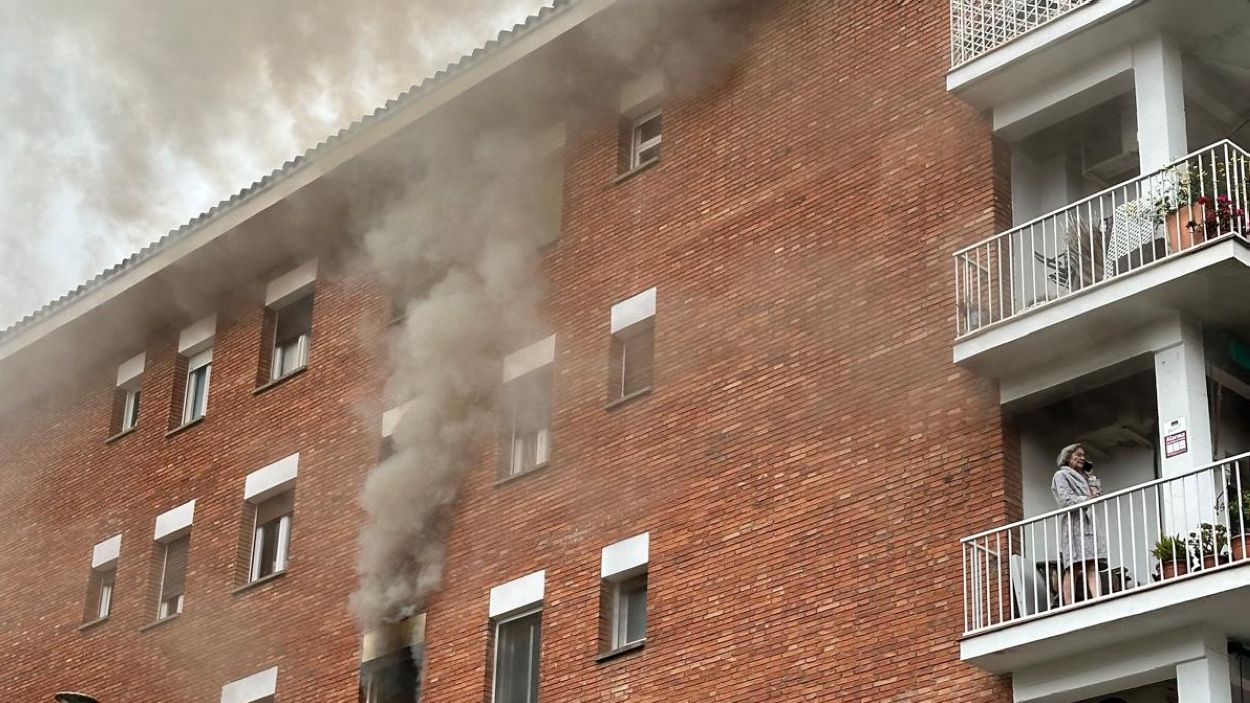 Extingit un incendi al carrer Villà que ha deixat confinats els veïns als balcons