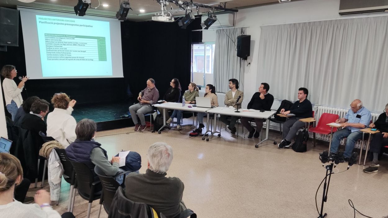 Obres al Pins del Vallès i pèrgoles per crear ombra, al Consell de Barri del Centre