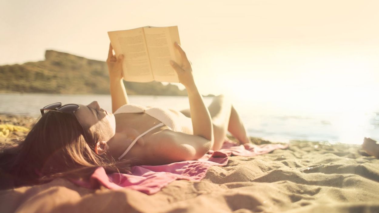 250519-platja-noia-lectura-llibre-a-pexels-cc0.jpg