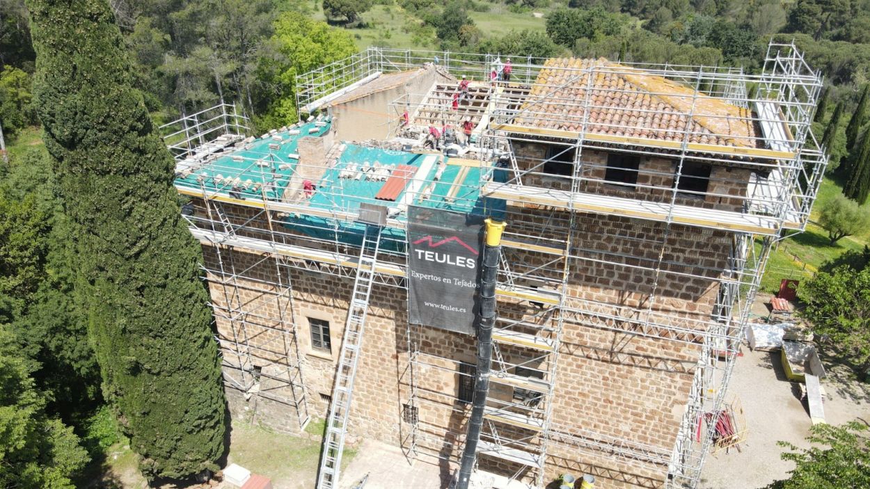 Avancen les obres a Torre Negra per reparar les cobertes i estabilitzar els sostres