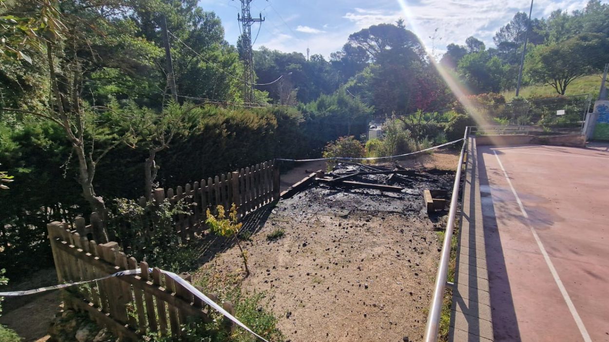 Crema una caseta de fusta al pati de l'escola La Floresta