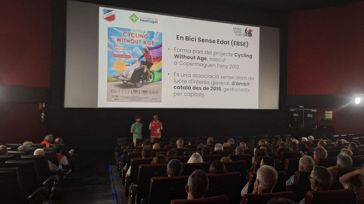 Més d'un centenar de persones gaudeixen de la pel·lícula 'Cycling Without Age'
