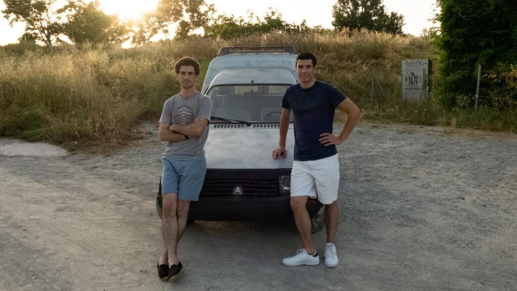 Alt: Dos joves santcugatencs busquen patrocinadors per participar en un raid solidari al Marroc