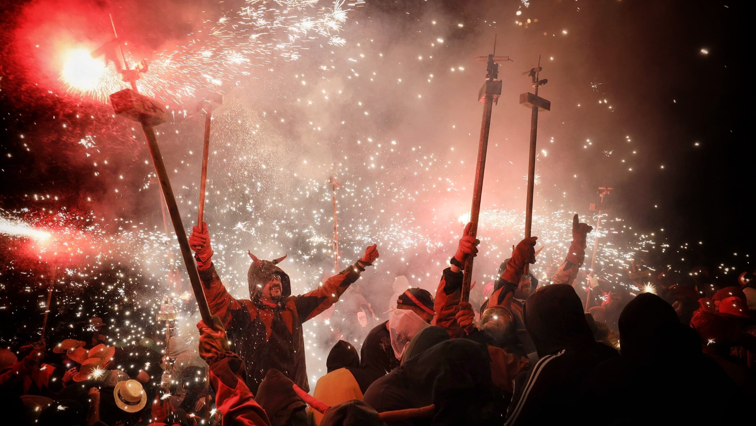 L'infern del correfoc dels Diables de Sant Cugat, en imatges