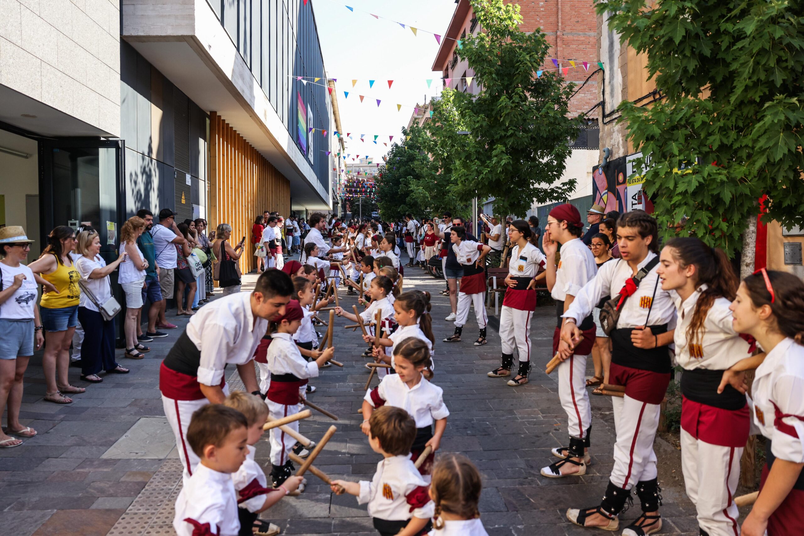 La Matinada bastonera desperta Sant Cugat a ritme de gralla