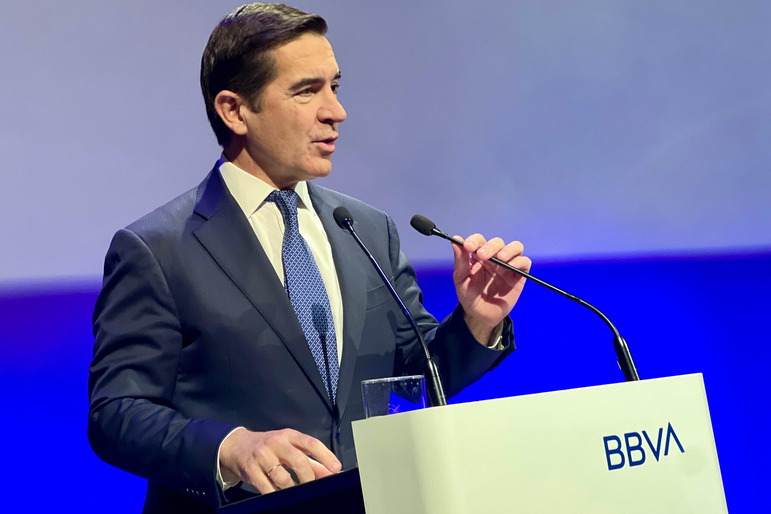 El BBVA decideix continuar amb l'opa sobre el Banc Sabadell malgrat les noves condicions fixades pel govern espanyol