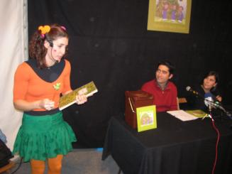 Les tres bessones ensenyen a separar la brossa orgànica a l'Envelat de Nadal