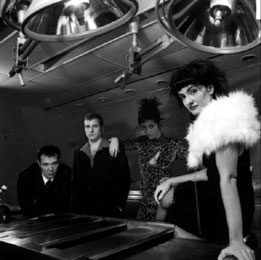 Alt: La sala escenari del Teatre Auditori acull el muntatge '4D Optic'