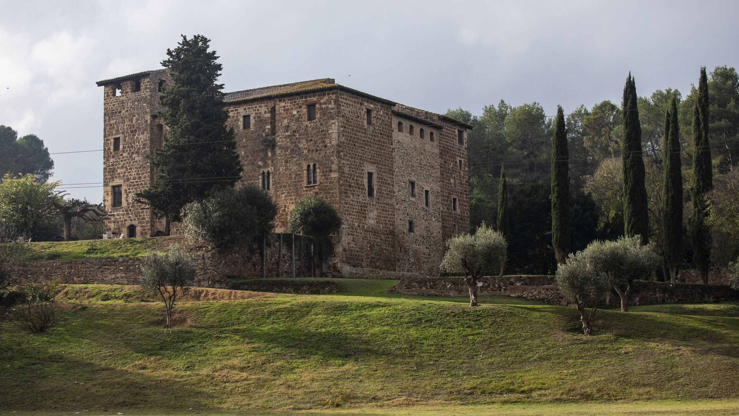 Què fer amb Torre Negra, una inversió milionària sense consens polític