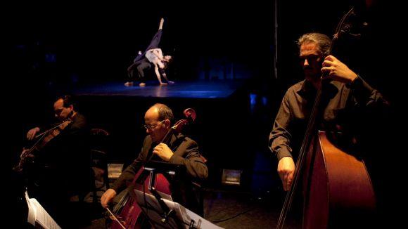 Alt: L'espectacle de CobosMika obre el cicle 'Sant Cugat balla'