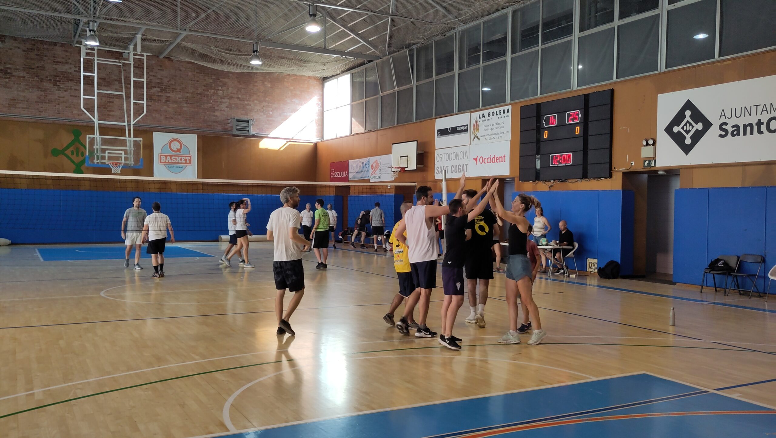 Els periodistes tornen a passar per sobre dels polítics en el tradicional partit de Festa Major