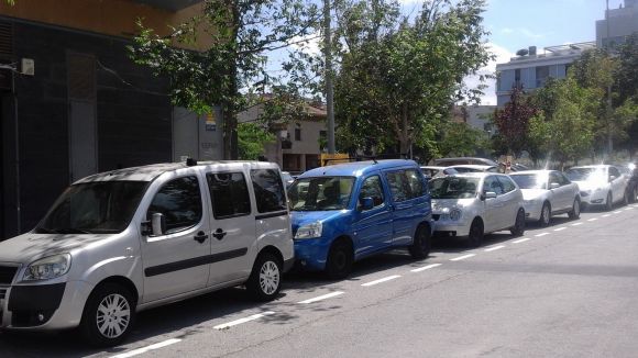 El carrer d'Abat Armengol amplia les places d'aparcament lliure per a cotxes i motos