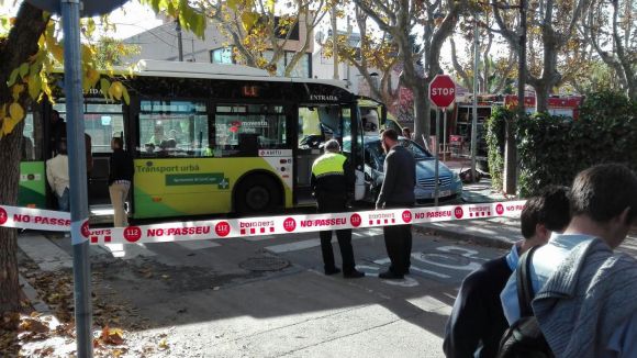 Set ferits lleus en un accident entre un autobús urbà i un cotxe a Mira-sol